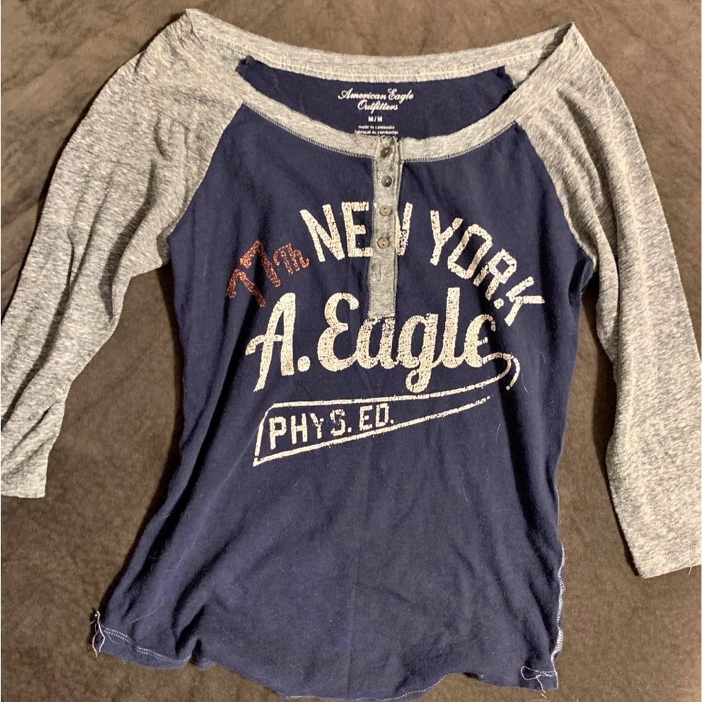 2010’s American Eagle Navy & Gray Raglan Henley Graphic Tee